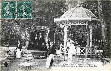 Iconographie - Parc Lardy - Le kiosque de la musique et le pygmées