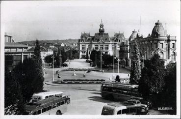 Iconographie - L'esplanade de l'Hôtel de Ville