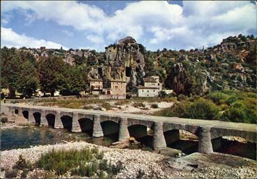 Iconographie - Le vieux village de Labeaume - Le vieux pont et le château