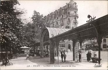 Iconographie - La porte et galerie couverte du parc