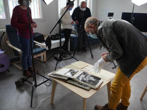 Iconographie - Installation du décor de l'interview