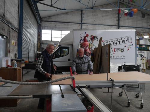 Iconographie - Fabrication des boites de conservation des maquettes des chars du Carnaval