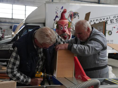 Iconographie - Fabrication des boites de conservation des maquettes des chars du Carnaval