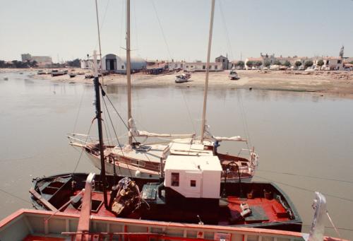 Iconographie - Bateaux en bois devant les chantiers Bénéteau