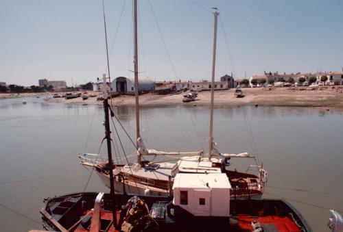 Iconographie - Bateaux en bois devant les chantiers Bénéteau