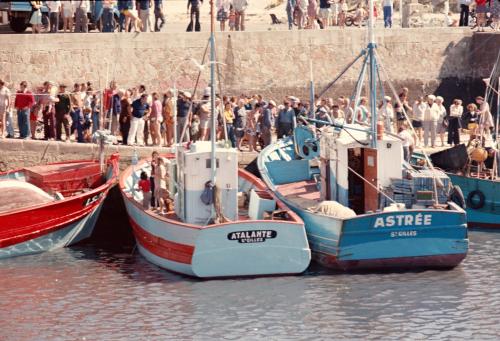 Iconographie - Rassemblement dans le port de Saint-Gilles