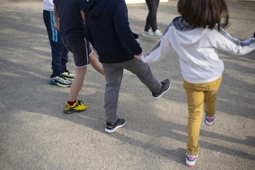 Iconographie - Animation Arexcpo par Maurice qui fait découvrir aux enfants la ronde dansée sur des chansons maraichine