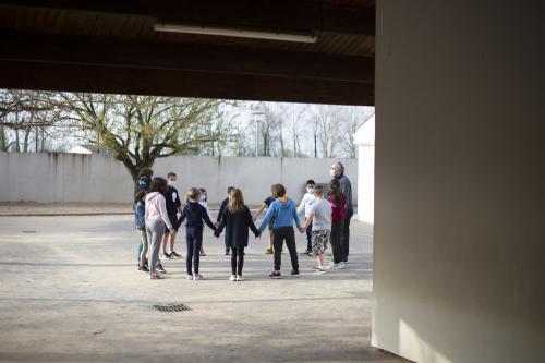 Iconographie - Animation Arexcpo par Maurice qui fait découvrir aux enfants la ronde dansée sur des chansons maraichine