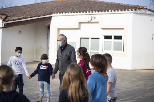 Iconographie - Animation Arexcpo par Maurice qui fait découvrir aux enfants la ronde dansée sur des chansons maraichine