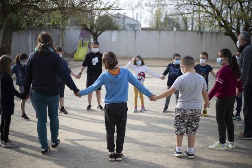 Iconographie - Animation Arexcpo par Maurice qui fait découvrir aux enfants la ronde dansée sur des chansons maraichine