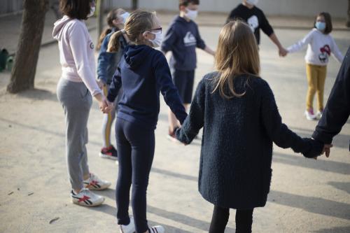 Iconographie - Animation Arexcpo par Maurice qui fait découvrir aux enfants la ronde dansée sur des chansons maraichine