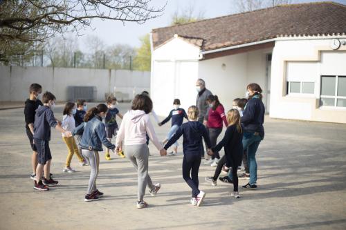 Iconographie - Animation Arexcpo par Maurice qui fait découvrir aux enfants la ronde dansée sur des chansons maraichine