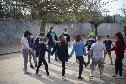 Iconographie - Animation Arexcpo par Maurice qui fait découvrir aux enfants la ronde dansée sur des chansons maraichine