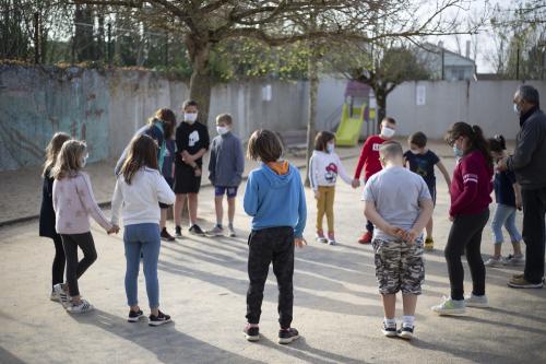 Iconographie - Animation Arexcpo par Maurice qui fait découvrir aux enfants la ronde dansée sur des chansons maraichine