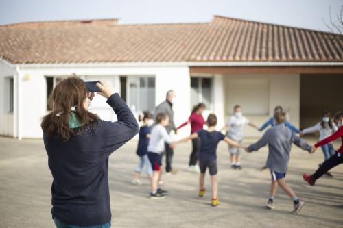 Iconographie - Animation Arexcpo par Maurice qui fait découvrir aux enfants la ronde dansée sur des chansons maraichine