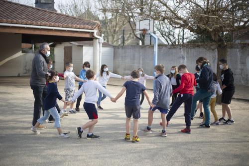 Iconographie - Animation Arexcpo par Maurice qui fait découvrir aux enfants la ronde dansée sur des chansons maraichine