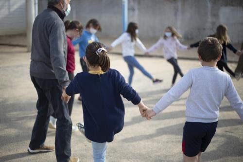 Iconographie - Animation Arexcpo par Maurice qui fait découvrir aux enfants la ronde dansée sur des chansons maraichine