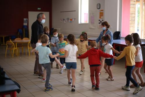 Iconographie - Animation danse et chant à l’école Sainte Marie