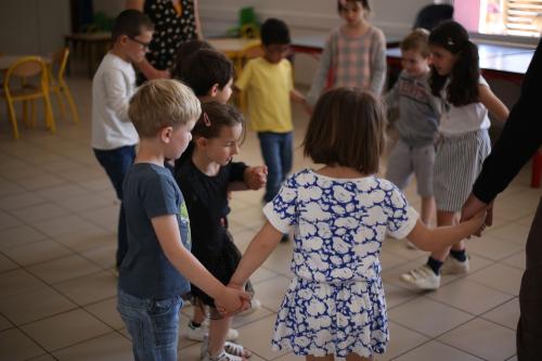 Iconographie - Animation danse et chant à l’école Sainte Marie