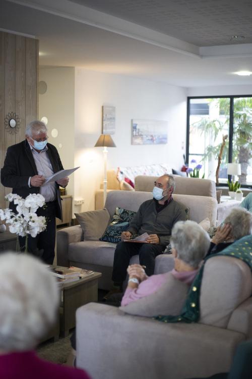 Iconographie - Conférence sur les chansons traditionnelles à la résidence Villas Ginkgos par Jean-Pierre Bertrand et Maurice Artus