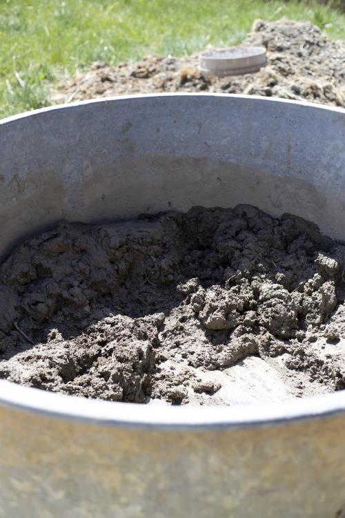 Iconographie - Mélange de terre, de sable et de végéteaux pour le faîtage de la salorge 