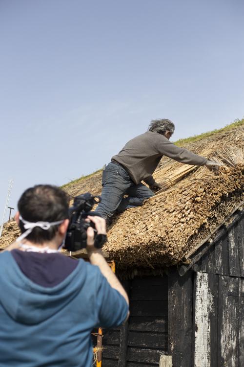 Iconographie - Reportage sur un chaumier travaillant sur une salorge au Daviaud