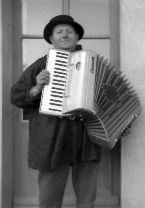 Iconographie - Maurice (Paul) Delavaud à l'accordéon chromatique