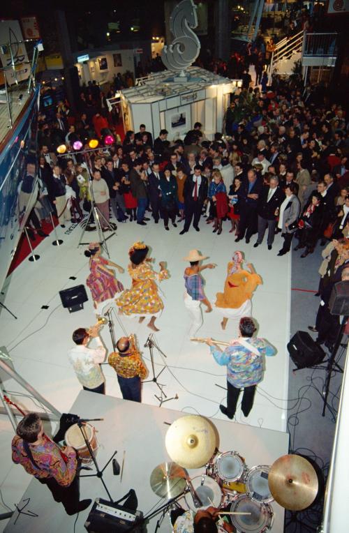 Iconographie - Danse au salon nautique sur le stand Bénéteau