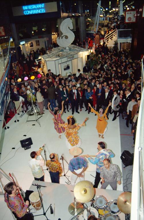 Iconographie - Danse au salon nautique sur le stand Bénéteau