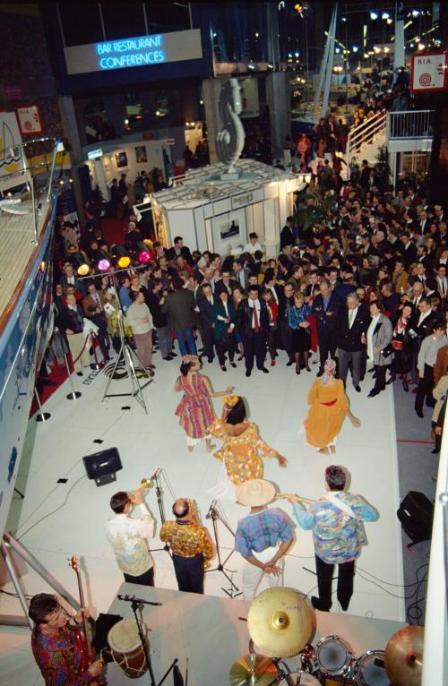 Iconographie - Danse au salon nautique sur le stand Bénéteau