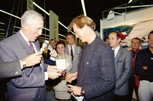 Iconographie - Remise de médaille au salon nautique de Paris