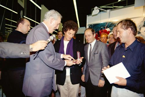 Iconographie - Remise de médaille au salon nautique de Paris