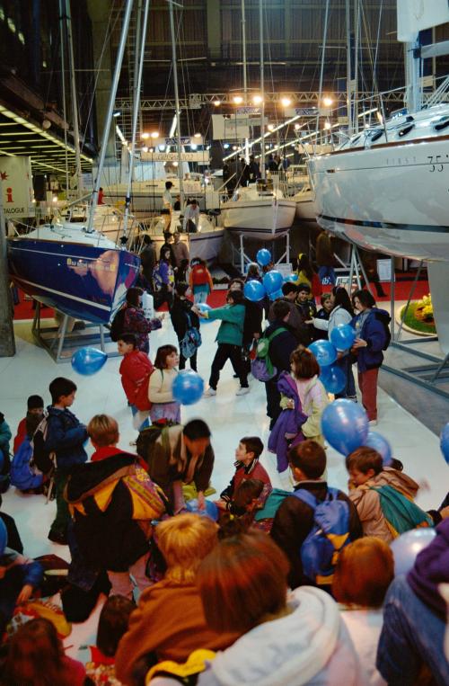 Iconographie - Foule d’enfants à côté d’un bateau bénéteau au salon nautique de Paris