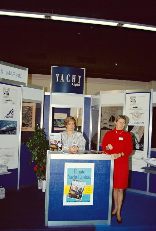 Iconographie - Hôtesses d’accueil pour le stand Yacht Capital