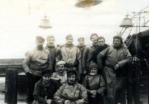 Iconographie - L'équipage du chalutier morutier  fécampois Charles Prentout  en pêche en mer blanche