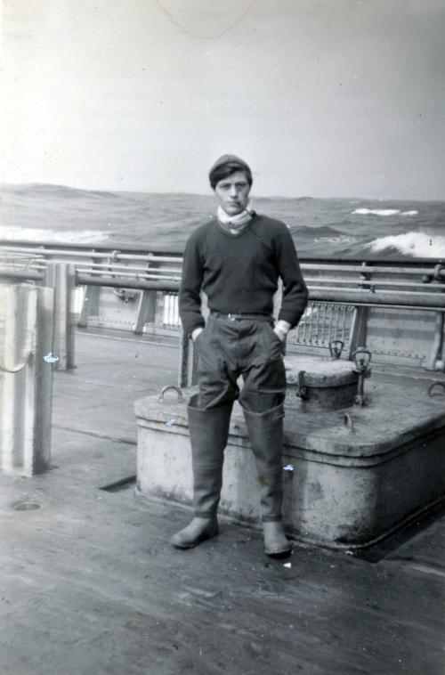 Iconographie - Le marin-pêcheur Didier Decaux sur le pont du chalutier fécampois Charles Prentout