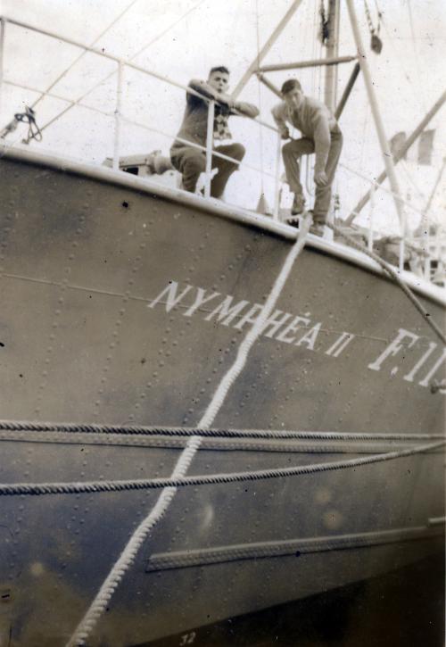 Iconographie - Marins posant à bord du chalutier fécampois Nymphéa II à quai - F 1133