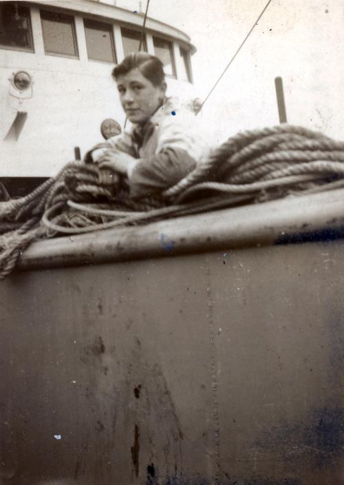 Iconographie - Le marin Didier Decaux posant à bord du chalutier fécampois Nymphéa II à quai - F 1133