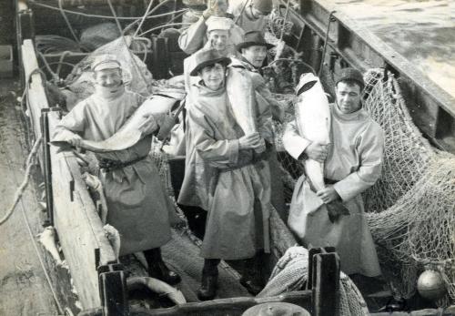 Iconographie - Terre-neuvas posant avec des morues sur le pont du chalutier fécampois Cap Bojador