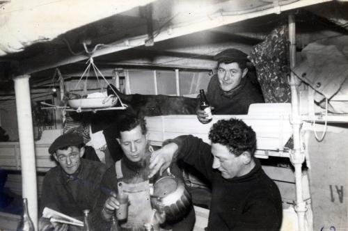 Iconographie - Marins-pêcheurs de quart en bas dans le poste d'un chalutier fécampois