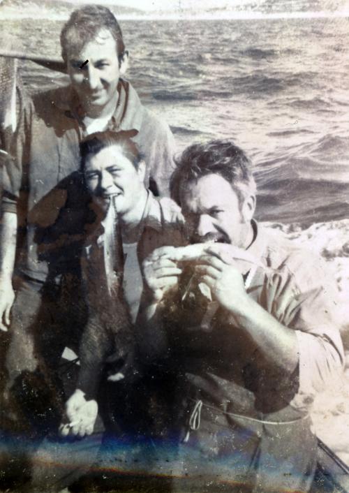 Iconographie - Trois marins posant à bord d'un bateau Didier Decaux est au milieu