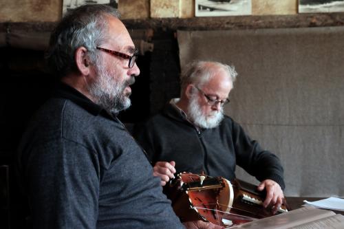 Iconographie - Maurice Artus au chant, Michel Colleu à la vielle à roue