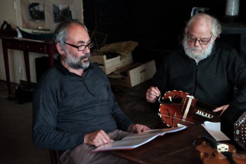 Iconographie - Maurice Artus au chant, Michel Colleu à la vielle à roue