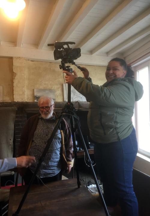 Iconographie - Pauline Grousset se préparant à filmer une ronde