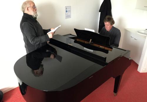 Iconographie - Enregistrement de la chanson Les rocailleux d'Yport, au chant Michel Colleu au piano Régis Feuilloley