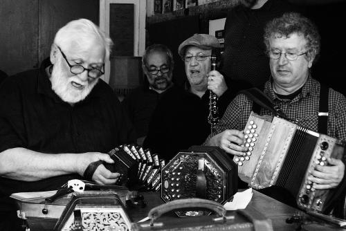 Iconographie - Enregistrement d'une chanson pour Fécamp en chanson, t.2, au chant et au cocnertina Claude Ribouillault 