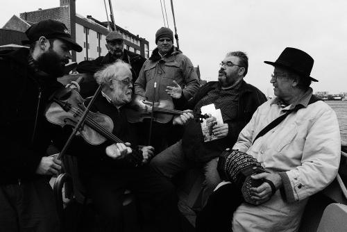 Iconographie - L'équipe préparant des chants du recueil Fécamp en chansons tome 2 sur le Tante Fine