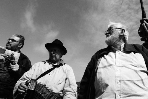 Iconographie - L'équipe préparant des chants du recueil Fécamp en chansons tome 2 sur le Tante Fine