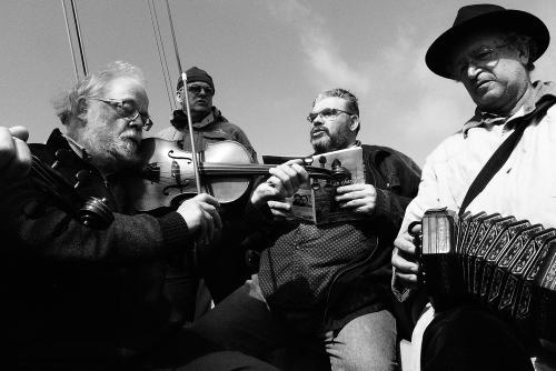 Iconographie - L'équipe préparant des chants du recueil Fécamp en chansons tome 2 sur le Tante Fine