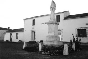 Iconographie - Monument aux Morts et mairie